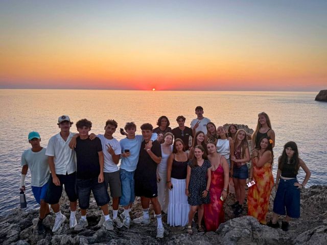 Groupe d'ados en colo de vacances cet été