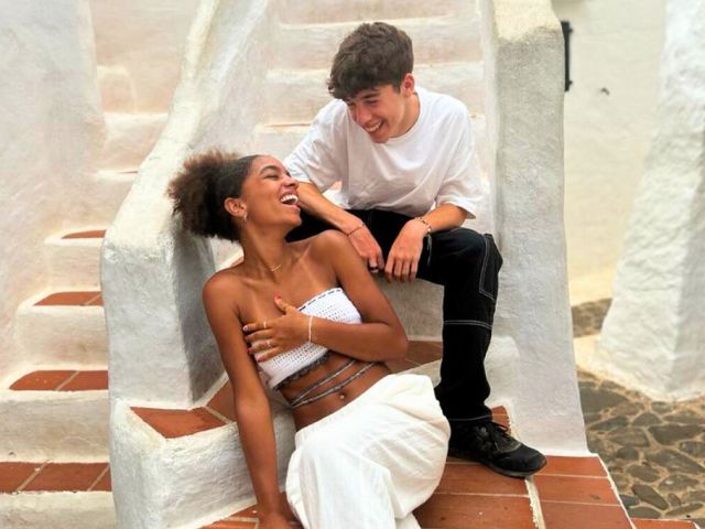 Deux ados qui profitent de leur colo de vacances à Minorque cet été