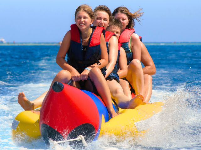 Bouée tractée en colo de vacances à Minorque