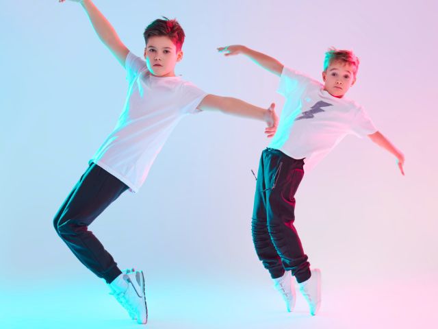 Deux jeunes garçons en colo de vacances break dance