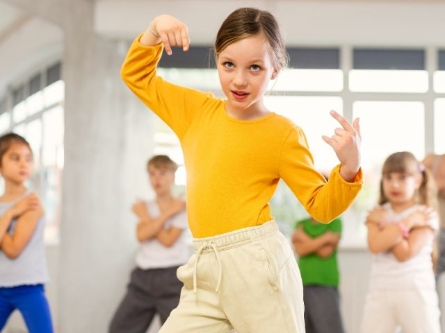Jeune fille en colo de vacances danse cet été