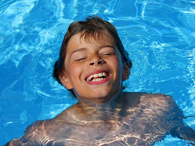 Jeune garçon en colo natation cet été