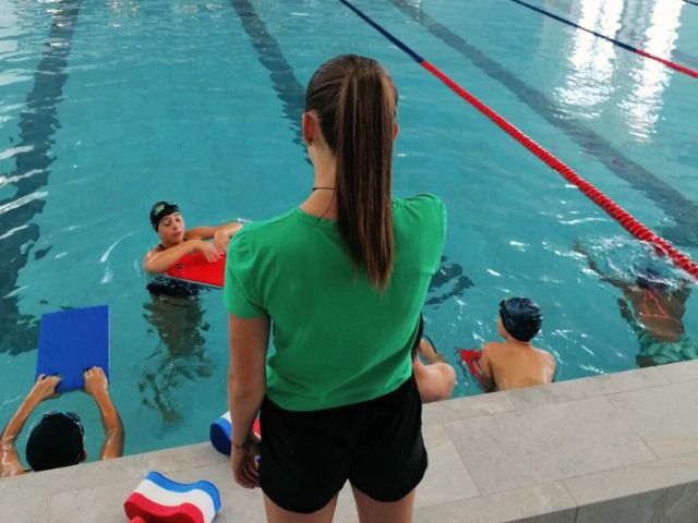 Groupe de jeunes en colo de vacances cet été à la piscine