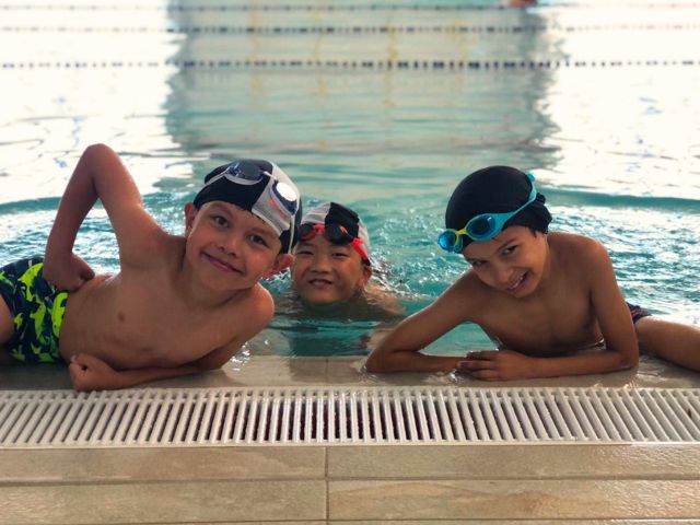 Groupe de jeunes en colo qui apprennent à nager