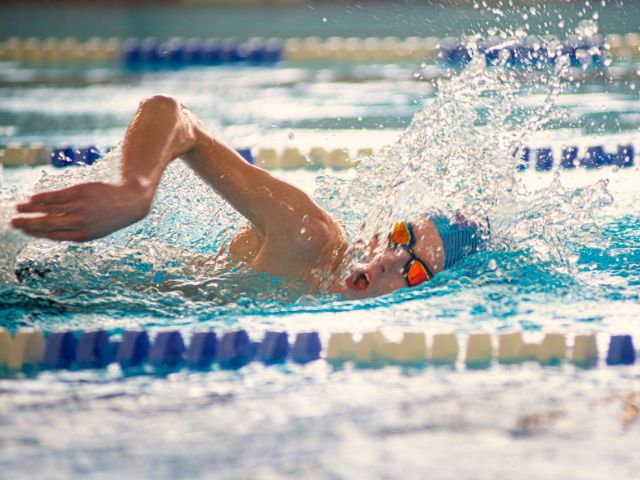 Ado qui se perfectionne en natation cet été