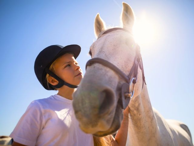 Jeune fille en colo équitation cet été