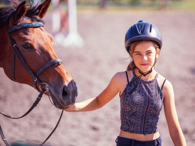 Jeune fille cet été en colo de vacances Equitation