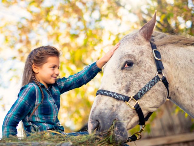 Jeune fille en colo de vacances cet été