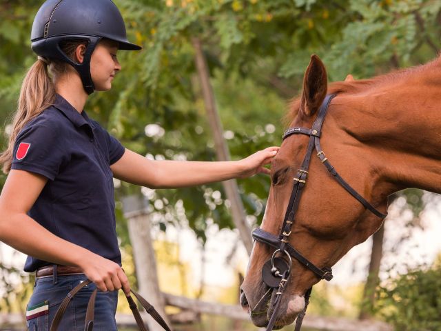 Jeune fille en colo Equitation au Mont Joyeux cet été