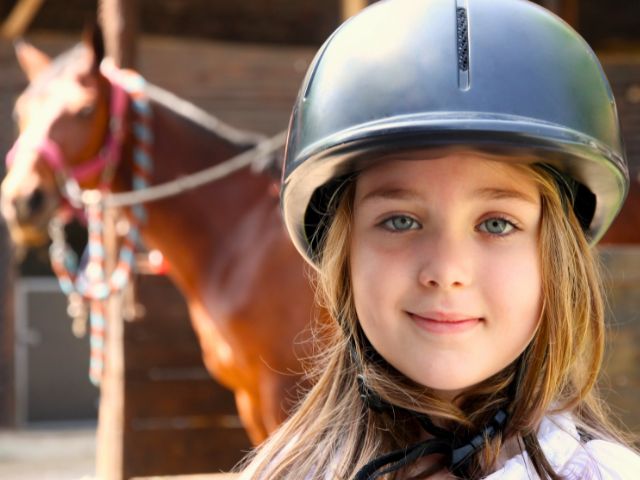 Enfant en colo de vacances poney cet été
