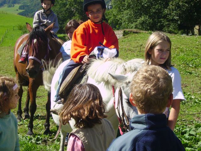 Enfants en colo de vacances Equitation cet été