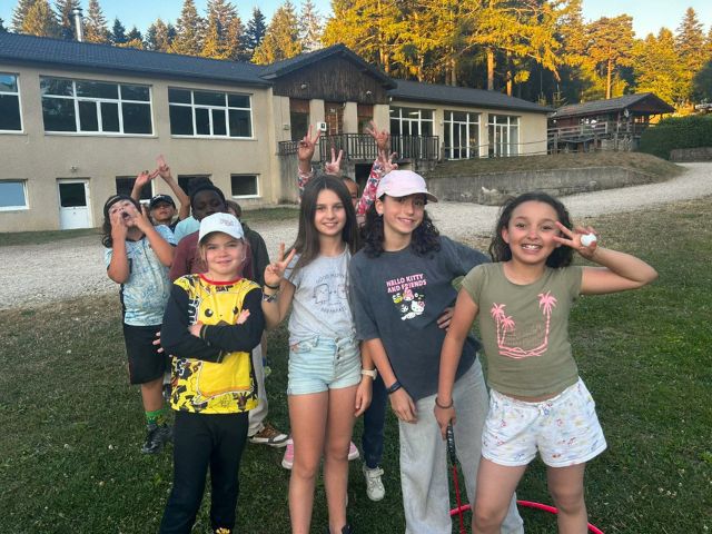 Groupe de jeunes filles en colo de vacances cet été