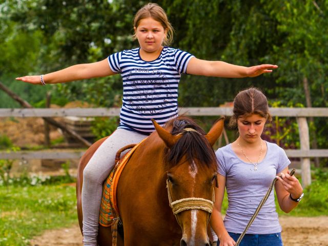 Jeune fille en colo de vacances Poney cet été à Tence