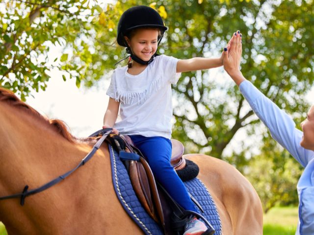 Jeune fille en colo de vacances Equitation cet été