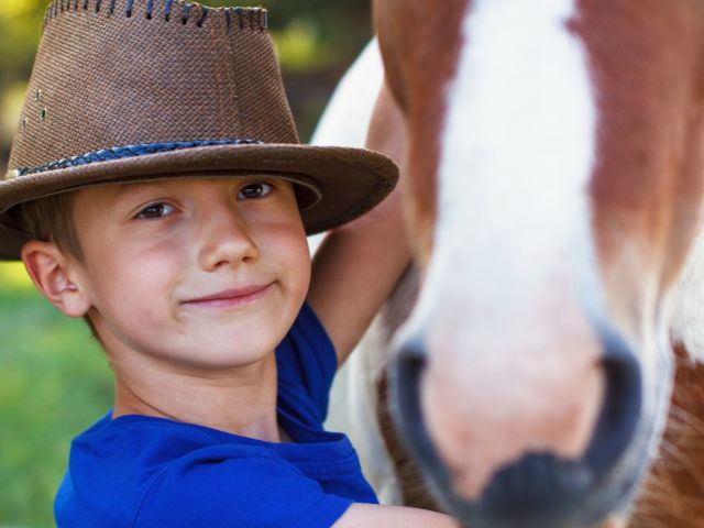 Jeune garçon en colo de vacances estivale Equitation 