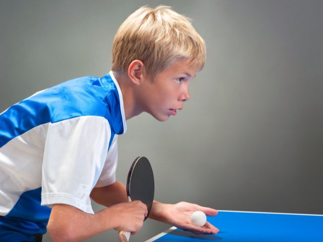 Jeune garçon en colo de vacances cet été pour les pré ados