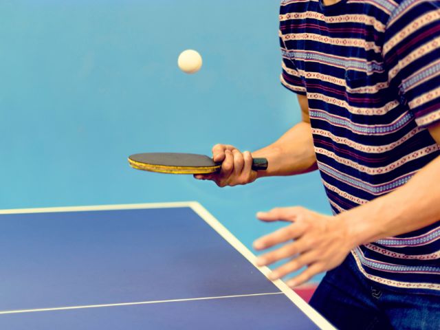 Jeune garçon en colo de vacances cet été