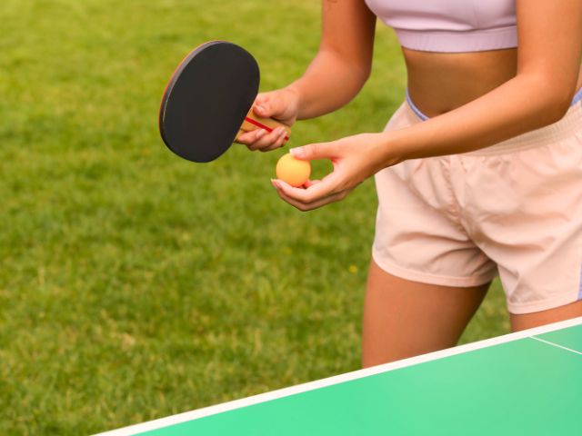 Jeune fille en colo de vacances ping pong cet été