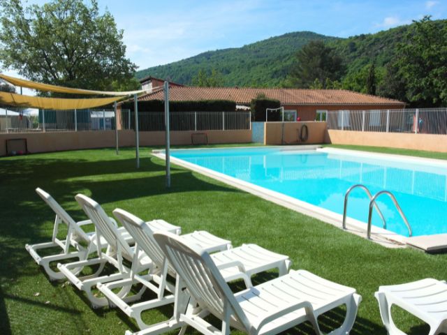 Piscine à Bauduen cet été en colo