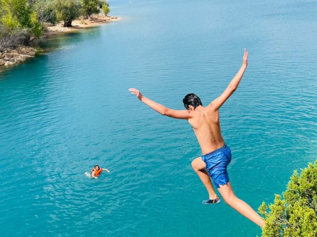 Jeune garçon en colo de vacances à Bauduen