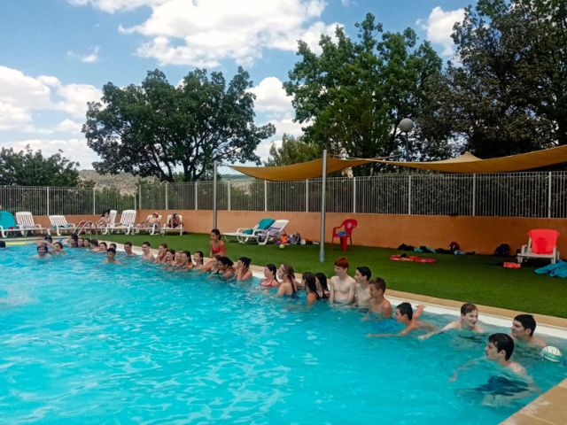 Groupe de jeunes dans la piscine de Bauduen