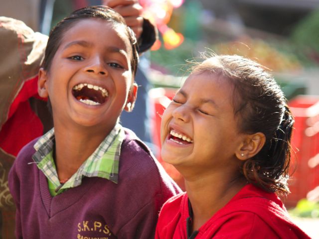 Deux pré ados très heureux en colo de vacances Tennis de table cet été