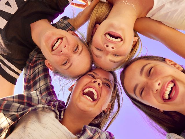 Groupe de jeunes filles en colo de vacances cet été