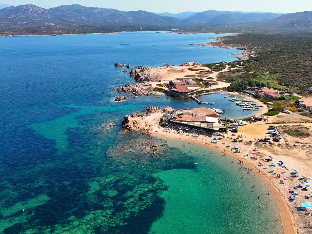 Vue sur une plage en Corse cet été en colo de vacances pour les 14-17 ans