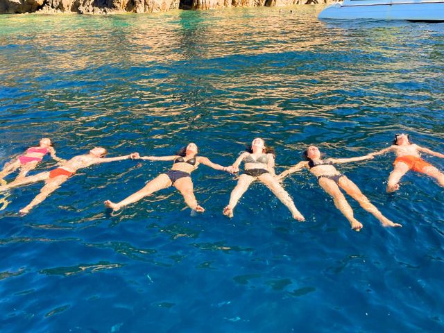 Baignade en mer pour les ados cet été en Corse