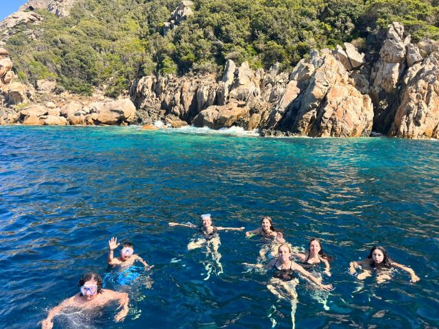 Baignade en colonie de vacances cet été en Corse pour les ados