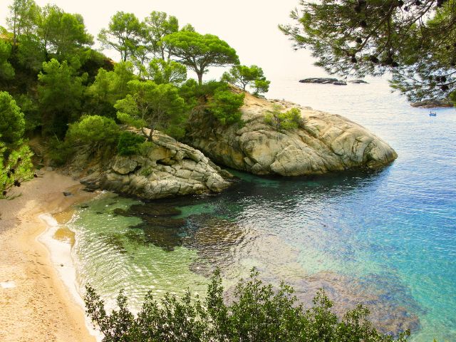 Vue sur une plage en Corse cet été en colo de vacances pour les 14-17 ans