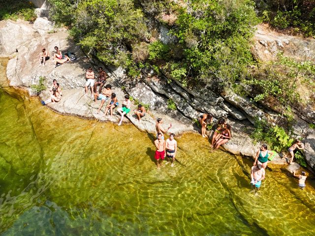 Baignade en rivière cet été en colo pour les ados en Corse