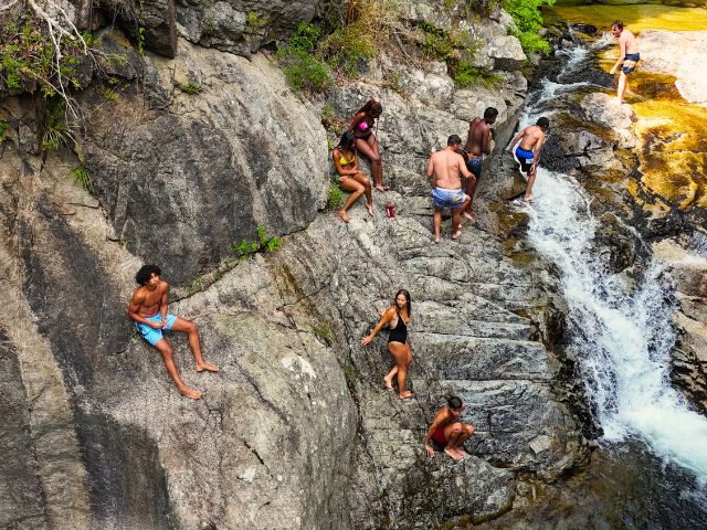 Jeunes qui se baignent en rivière cet été en colo pour ados