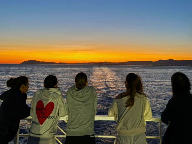 Paysage coucher de soleil cet été depuis le bateau 