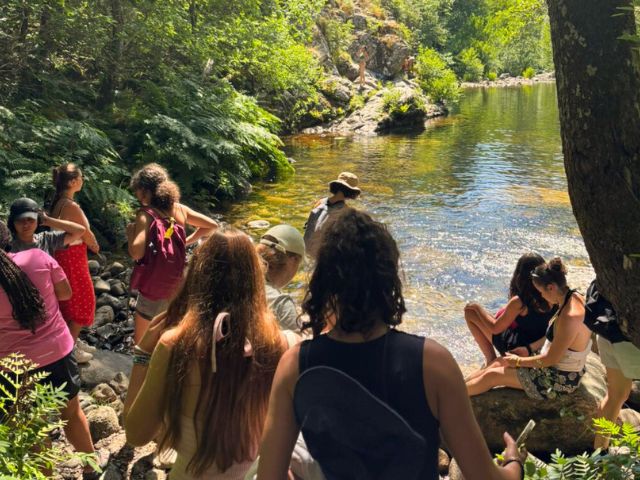 Baignade en rivière en colonie de vacances en Corse cet été pour les 14-17 ans