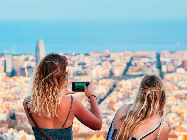 Deux jeunes filles qui profitent de leur colo estivale à Barcelone et à Llafranc cet été