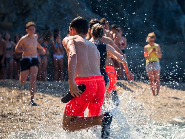 Jeunes qui se baignent en colo de vacances cet été en Espagne