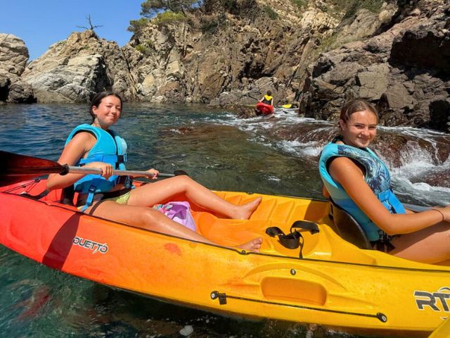 Jeunes filles en kayak cet été en Espagne