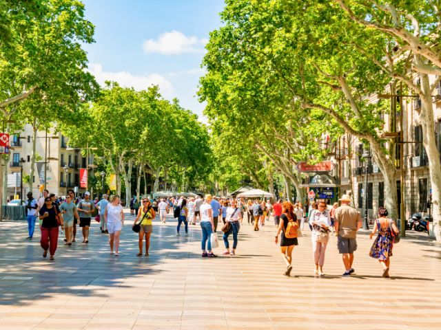 Rue de Barcelone en colo de vacances cet été