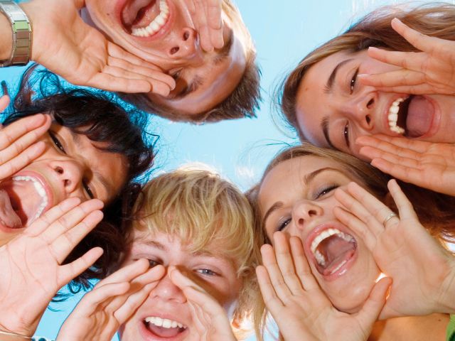 Groupe ados en colo de vacances beach volley été