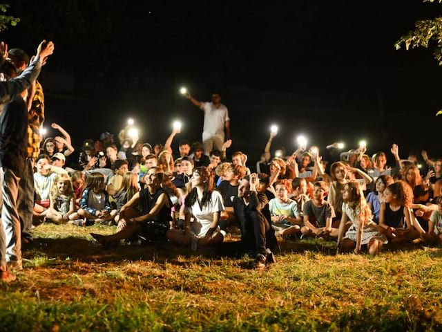 Jeunes en colo de vacances en itinérance artistique au camping cet été