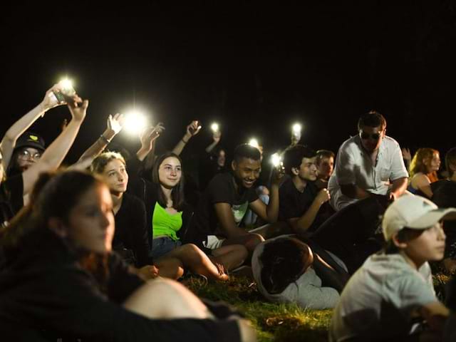 Spectacle en plein air au camping en colo de vacances artistique cet été