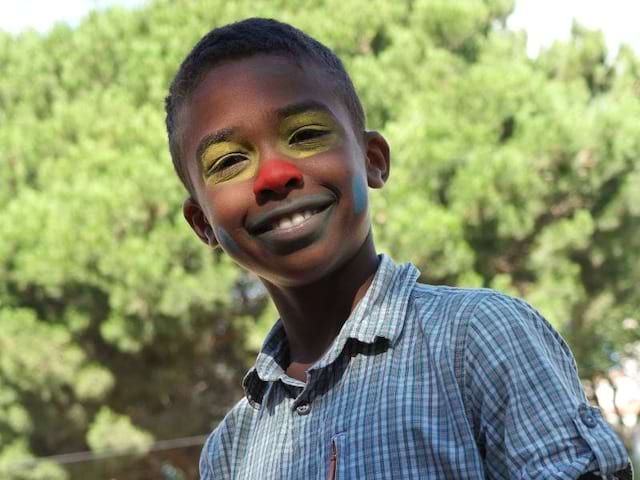 Jeune garçon avec un maquillage de clown en colo artistique cet été