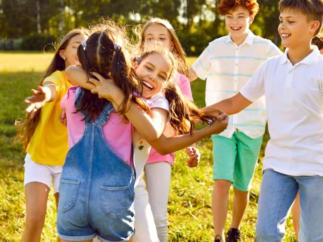 Groupe de jeunes en colonie de vacances artistique cet été