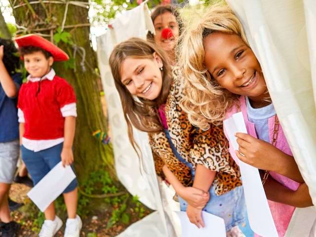 Petit groupe d'enfants de 10 ans déguisé pour leur représentation artistique au camping en colo