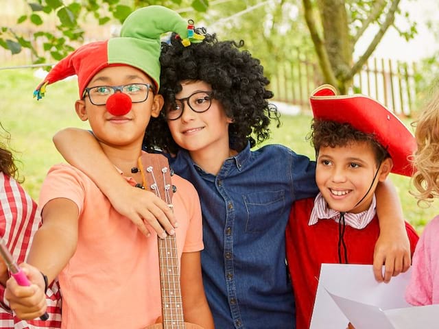 3 jeunes déguisés en colo de vacances artistique cet été