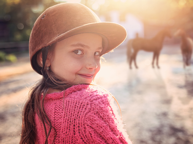 jeune fille avec sa bonbonne sur la tête prête à monter à cheval colo jeunes été