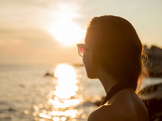 jeune fille regardant au loin avec vue sur la mer en camargue cet été