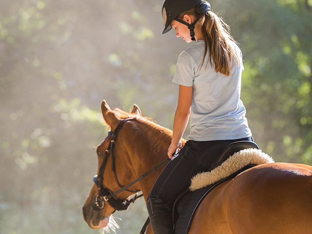 jeune fille à cheval en colo équitation en camargue