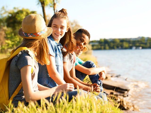Groupe ados en colonie de vacances itinérante été
